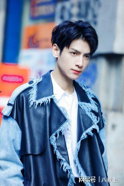 爱豆吃瓜娱乐酱罗云熙,从爱豆到瓜界新宠，揭秘他的吃瓜娱乐之路